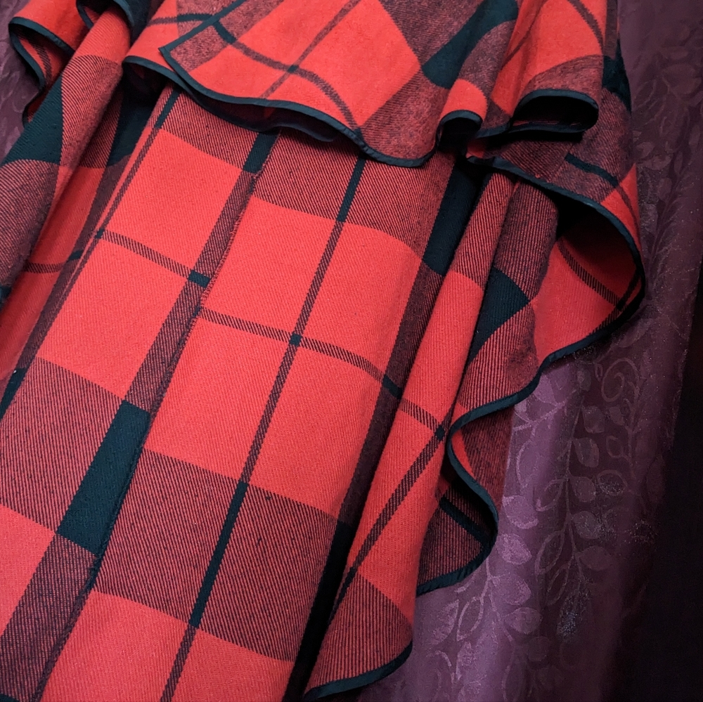 Hooded buffalo plaid symmetrical cape poncho red and black checkered - Picture 4 of 15